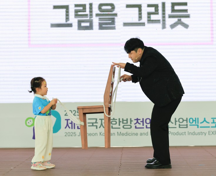 그림을 그리듯 벌룬 매직 공연